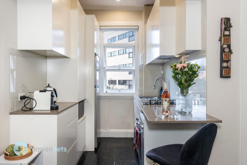 Coffee/tea facilities, Kitchen or kitchenette, oven, stove