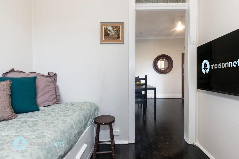 Bed, TV and multimedia, Bedroom