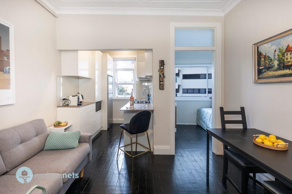 Bed, Kitchen or kitchenette, Living room, Dining area, Food