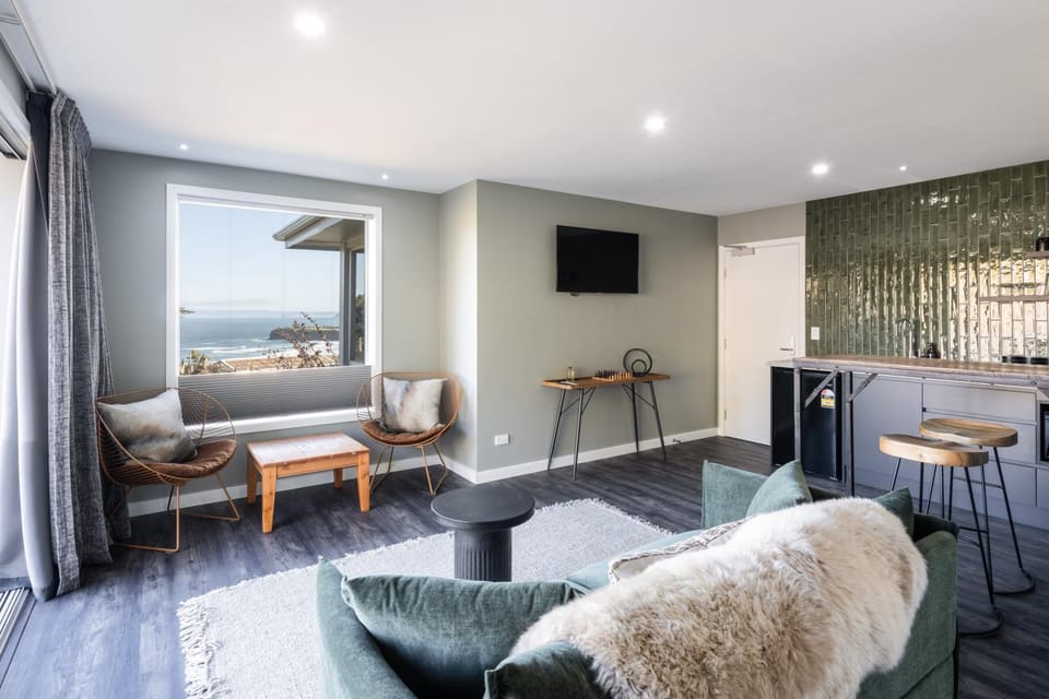 TV and multimedia, Living room, Seating area, Dining area, Sea view