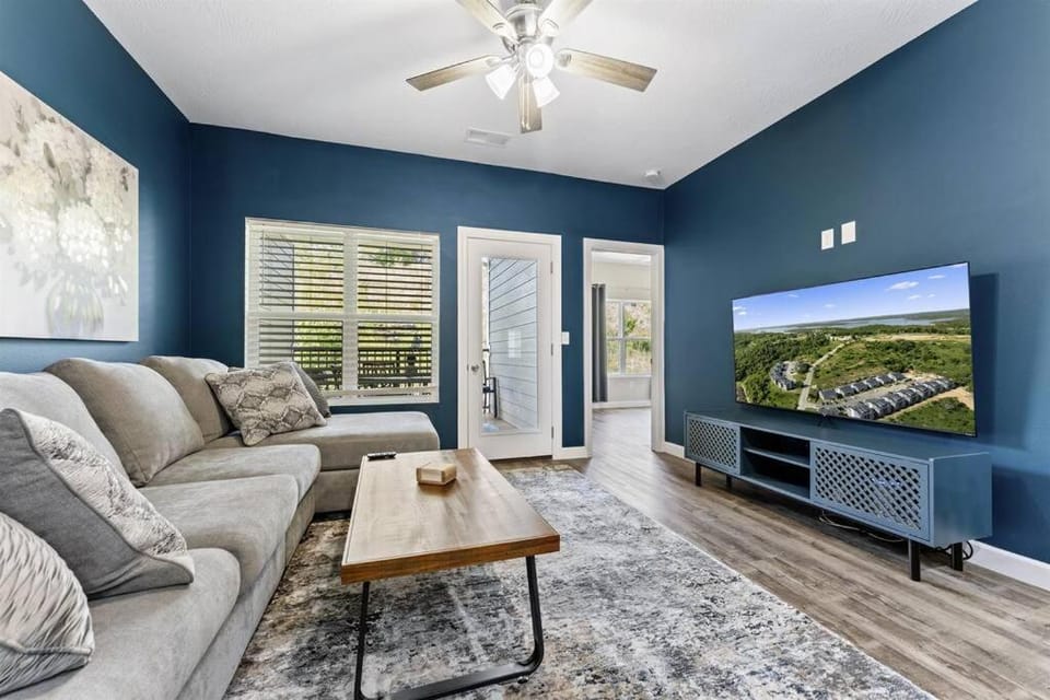 Communal lounge/ TV room, TV and multimedia, Living room, Seating area, Evening entertainment