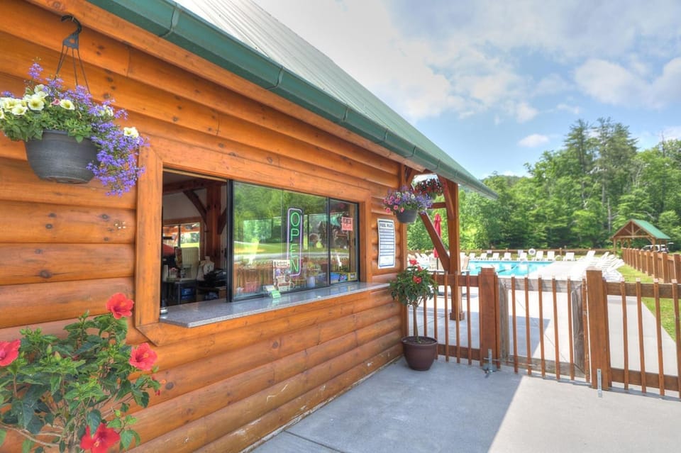 Restoration Retreat at Greenbrier cabin Cabin in Sevier County