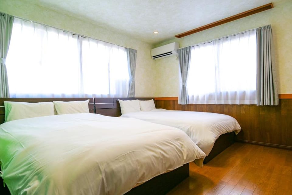 Urayasu Villa House in Chiba Prefecture