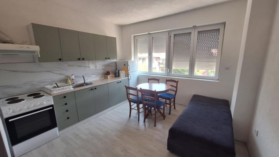 Kitchen or kitchenette, Dining area, oven, stove