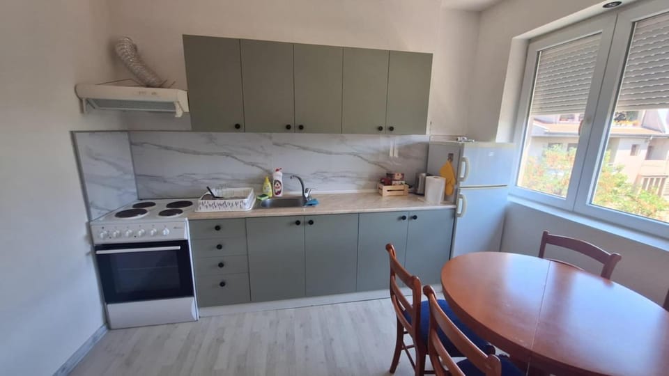 Kitchen or kitchenette, Dining area, stove