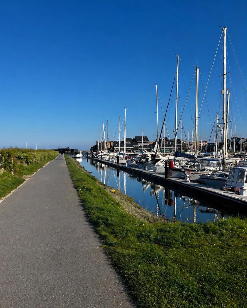 Le duplex des Marinas, dog friendly & parking inclus, 1m90 sous plafond Docked boat in Deauville