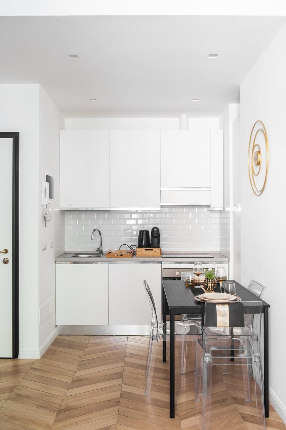 Coffee/tea facilities, Kitchen or kitchenette, Dining area, stove