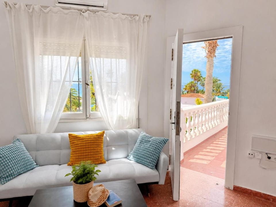 Villa Juanita con vistas al mar, Nerja House in Nerja
