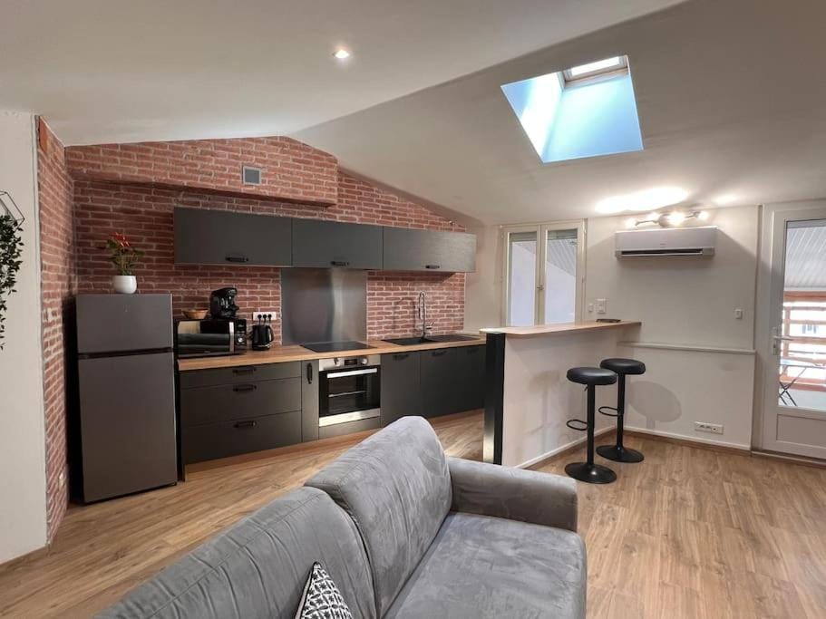 Kitchen or kitchenette, oven, stove, toaster