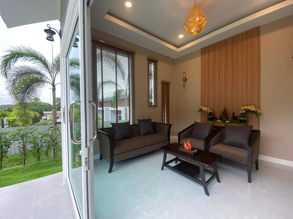 Communal lounge/ TV room, Day, Garden, View (from property/room), Living room, Seating area, Garden view