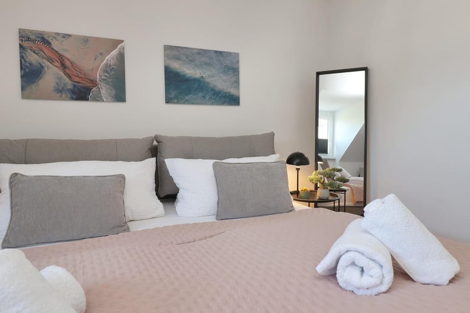 Bed, Bedroom, towels