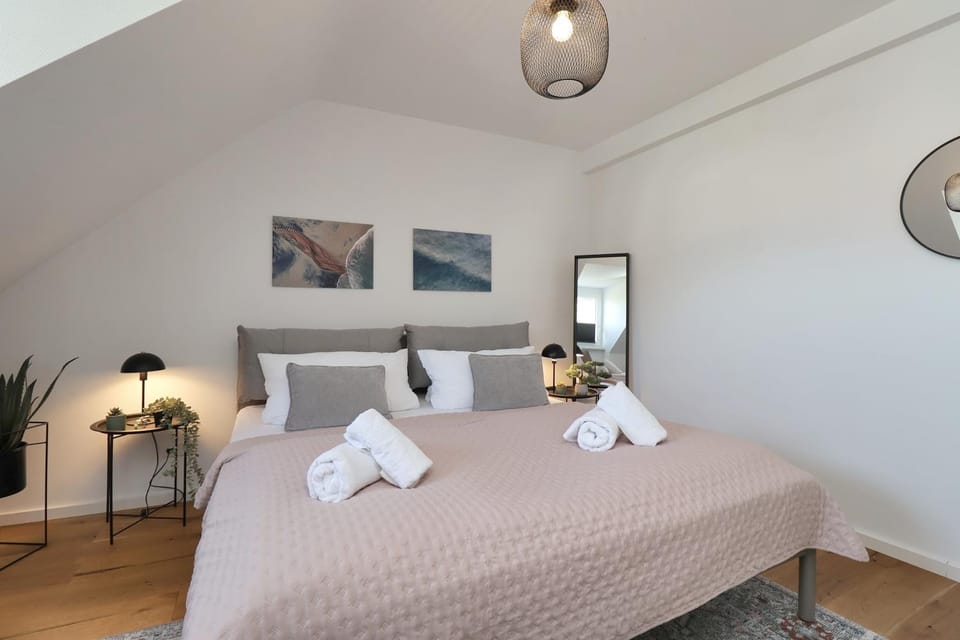 Bed, Bedroom, towels