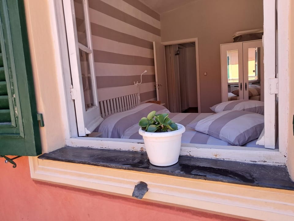 Property building, Bed, Balcony/Terrace, Photo of the whole room, Bedroom