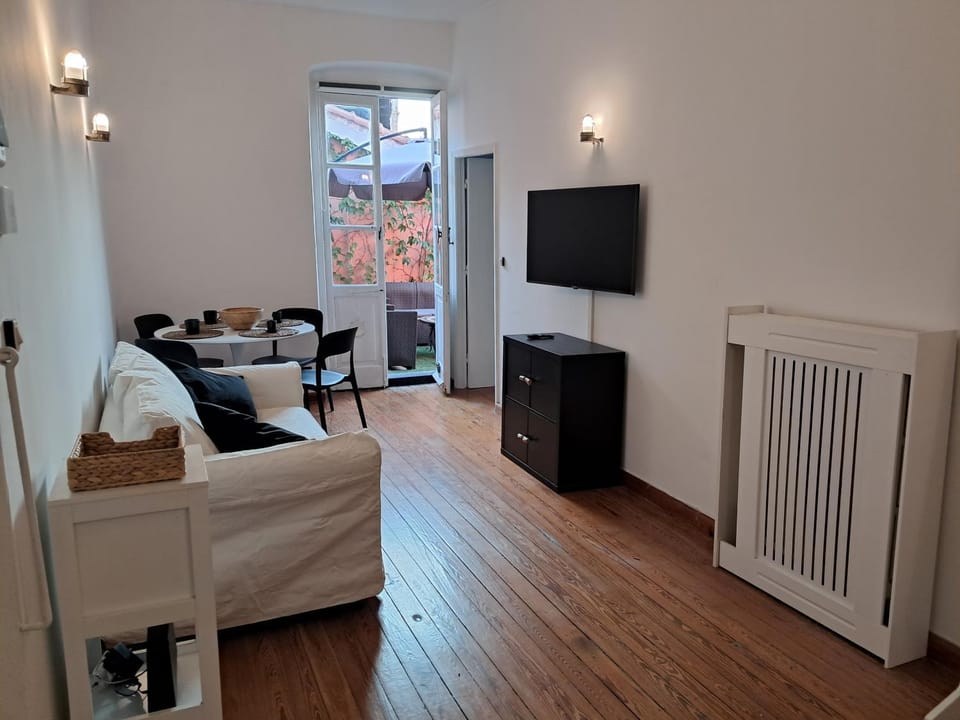 TV and multimedia, Living room, Seating area, internet