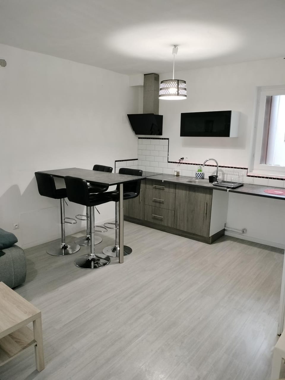 Kitchen or kitchenette, Dining area, stove