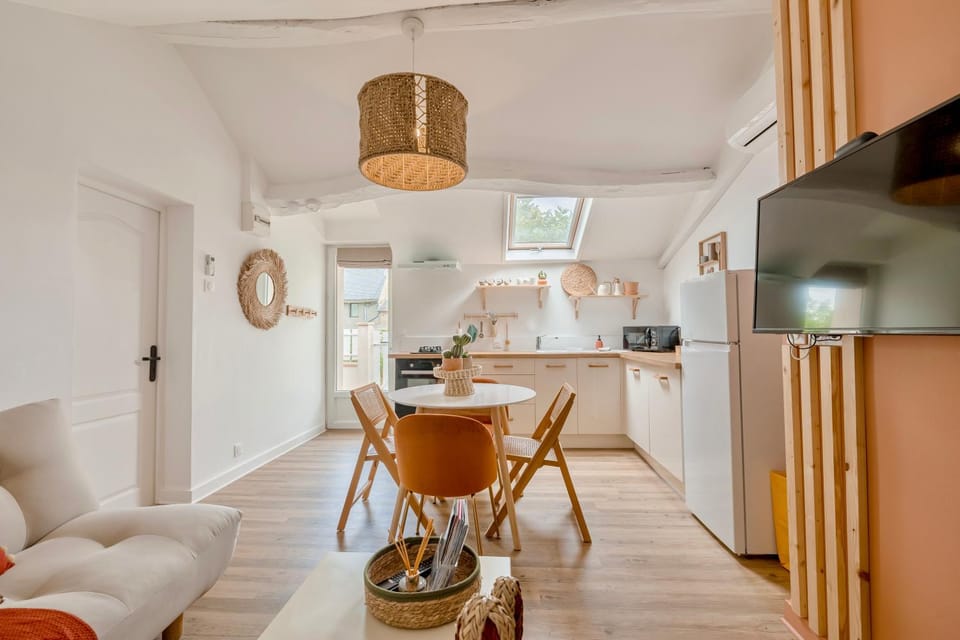 Kitchen or kitchenette, Living room, Seating area, Dining area, oven, pet friendly, stove