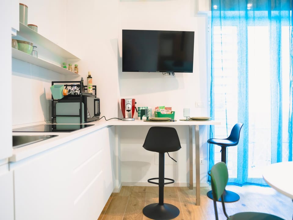 Coffee/tea facilities, Kitchen or kitchenette, Dining area