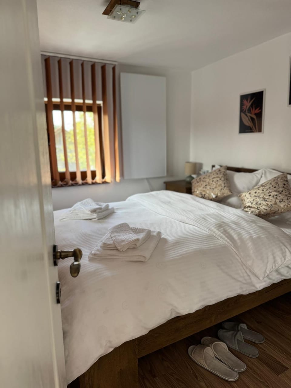 Bed, Bedroom, towels