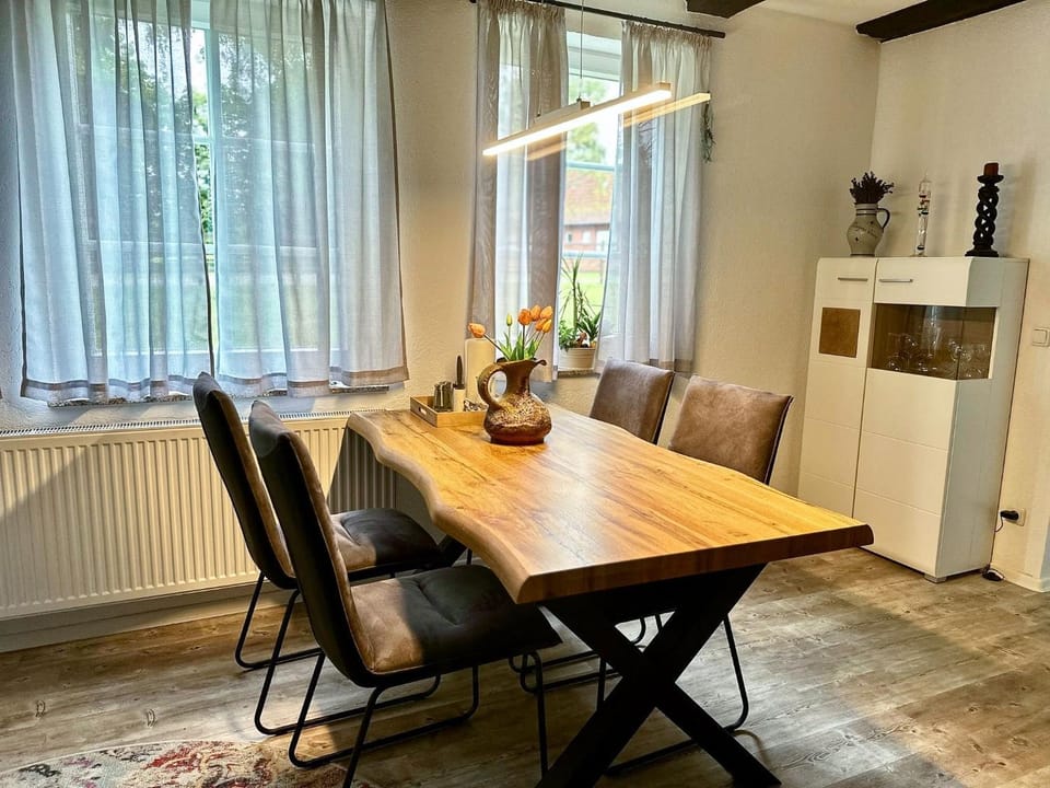 Seating area, Dining area