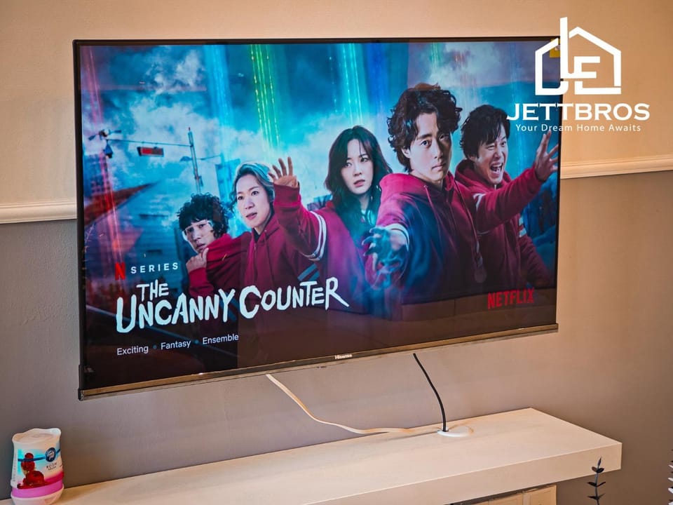 Communal lounge/ TV room, TV and multimedia, Text overlay