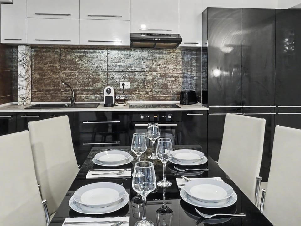 Coffee/tea facilities, Kitchen or kitchenette, Dining area, stove, toaster, kitchen