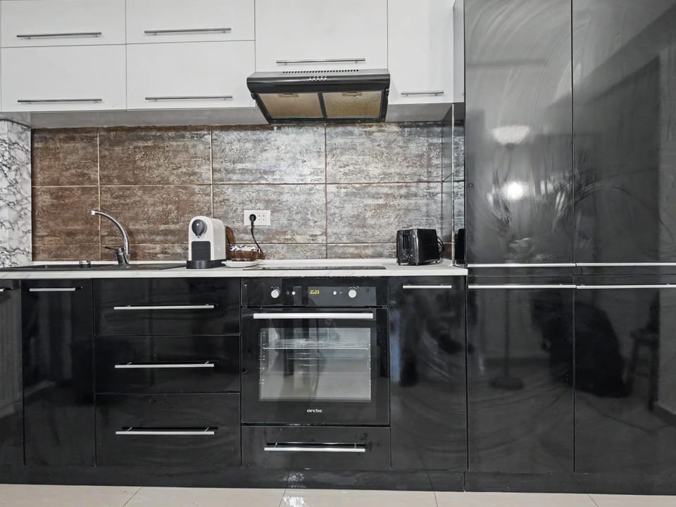 Coffee/tea facilities, Kitchen or kitchenette, oven, stove, kitchen
