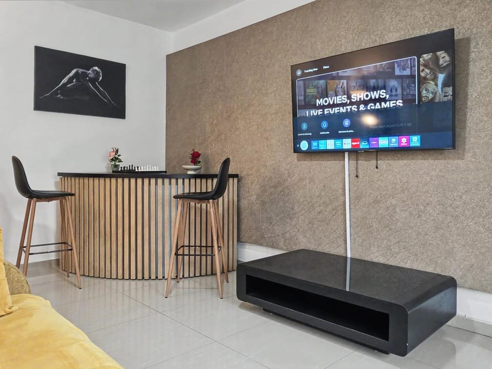 TV and multimedia, Living room, Seating area, Evening entertainment, internet, air conditioner