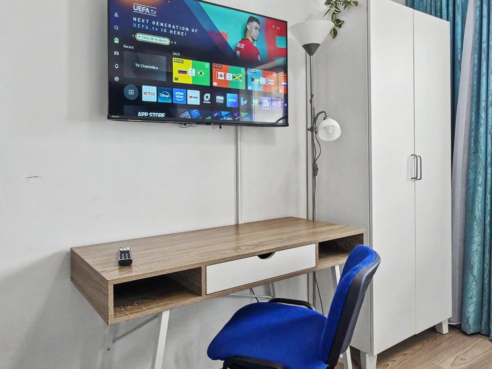 TV and multimedia, Photo of the whole room, internet, wardrobe