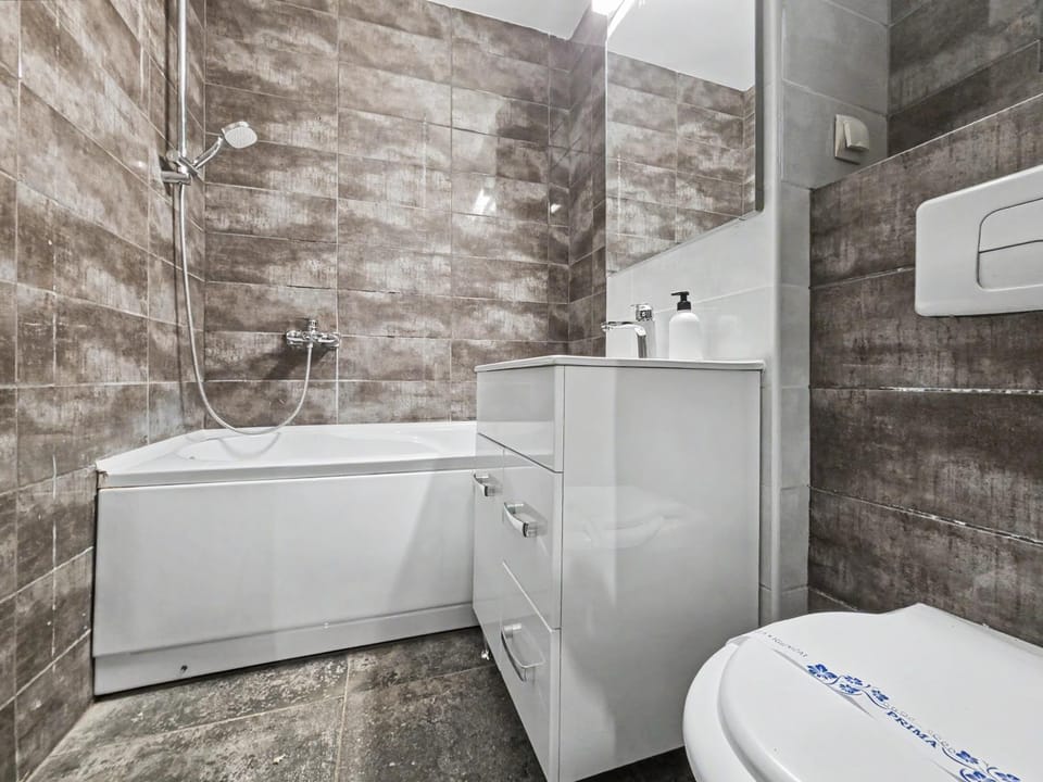 Shower, Toilet, Bathroom, Bath