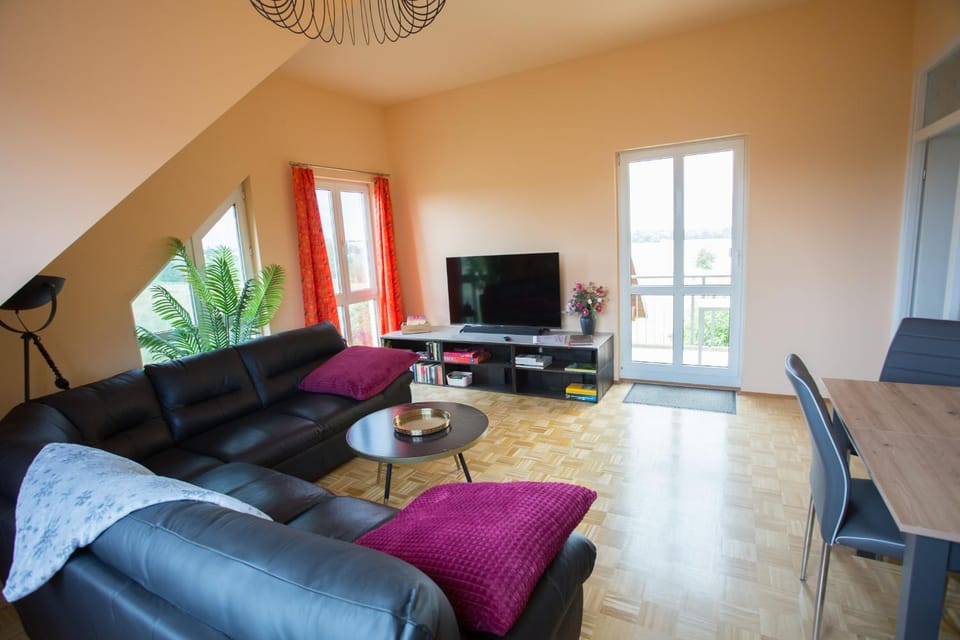 TV and multimedia, Living room, Seating area, Evening entertainment