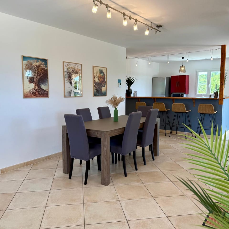 Kitchen or kitchenette, Dining area