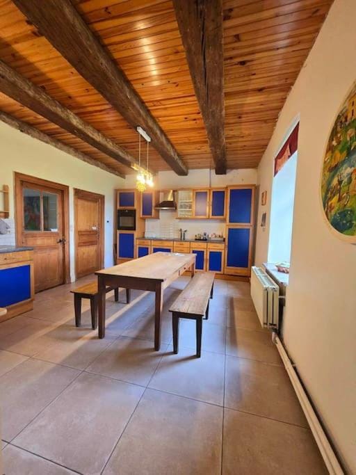 Kitchen or kitchenette, Dining area