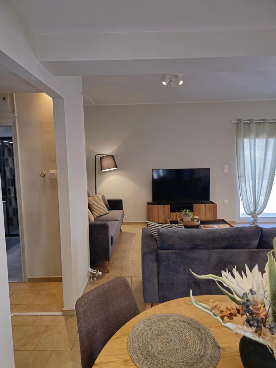 TV and multimedia, Living room, Seating area, Evening entertainment