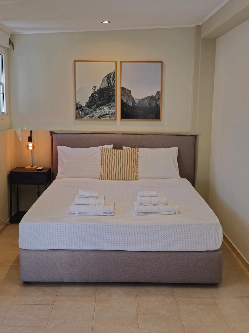 Bed, Photo of the whole room, Bedroom, towels