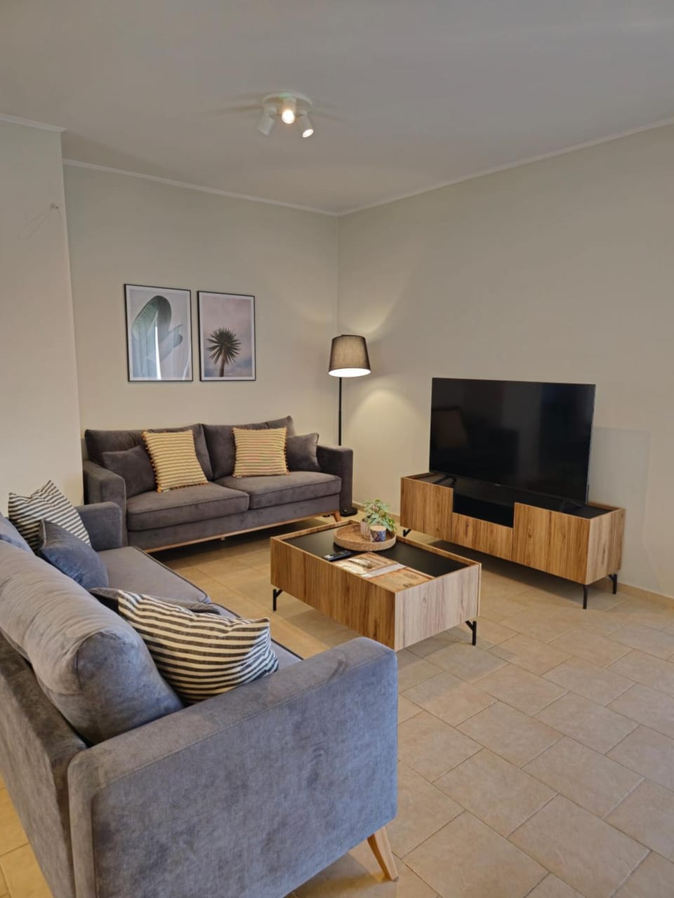 TV and multimedia, Living room, Seating area, Evening entertainment