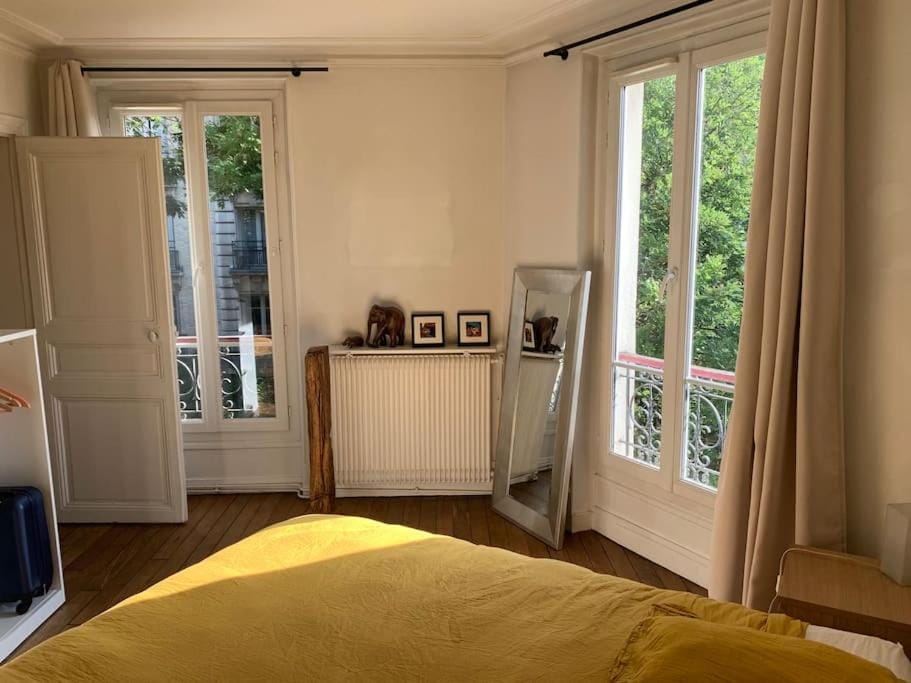 Appartement Haussmanien au coeur du village Montmartre ! Apartment in Paris