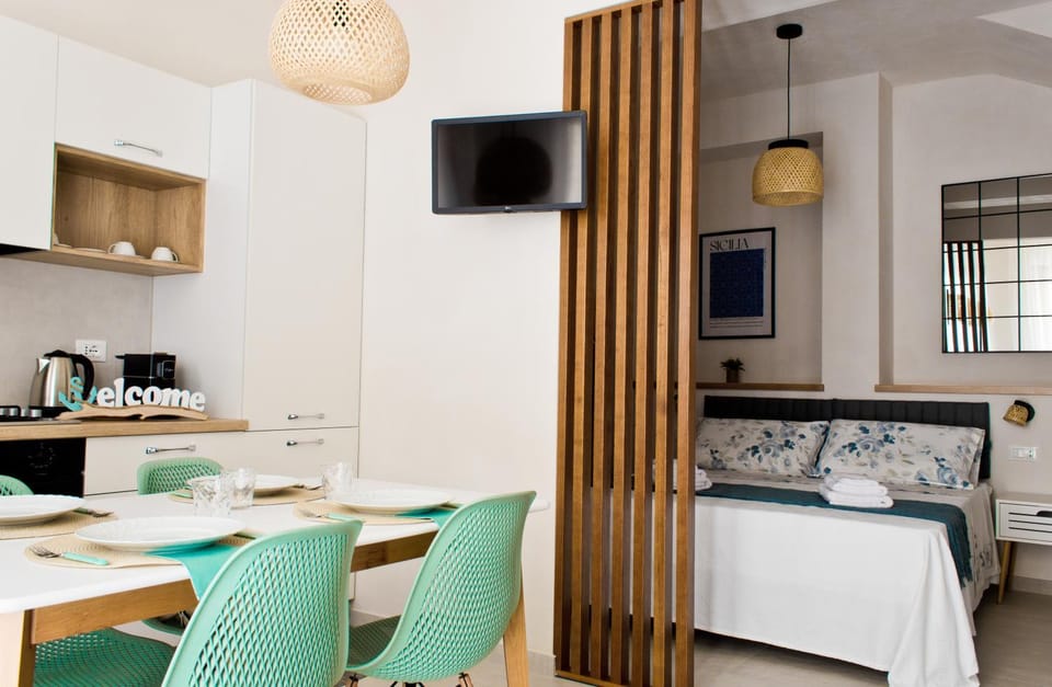 Communal lounge/ TV room, TV and multimedia, Kitchen or kitchenette, Living room, Seating area, Dining area