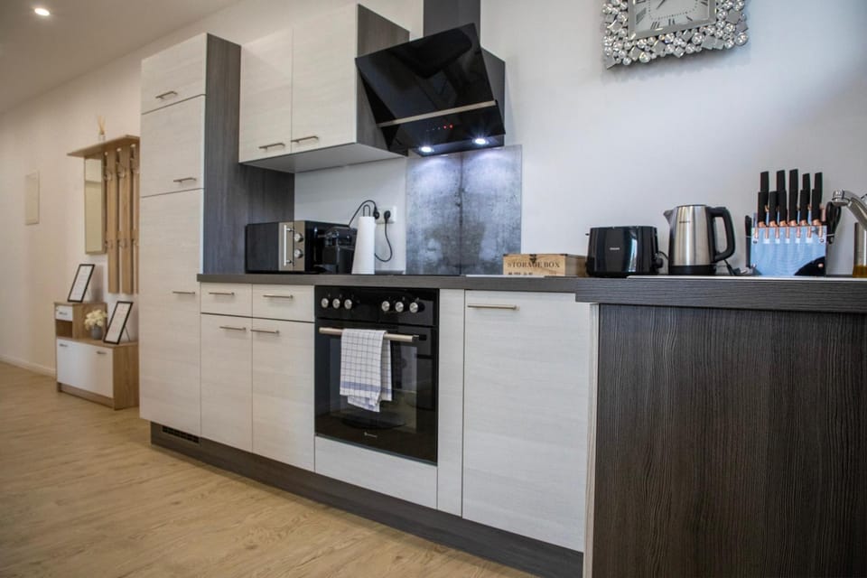 Coffee/tea facilities, Kitchen or kitchenette, oven, stove, toaster