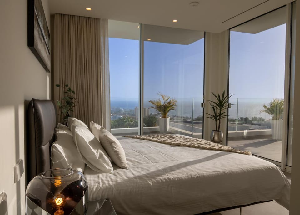 Bed, Natural landscape, Photo of the whole room, Seating area, Bedroom