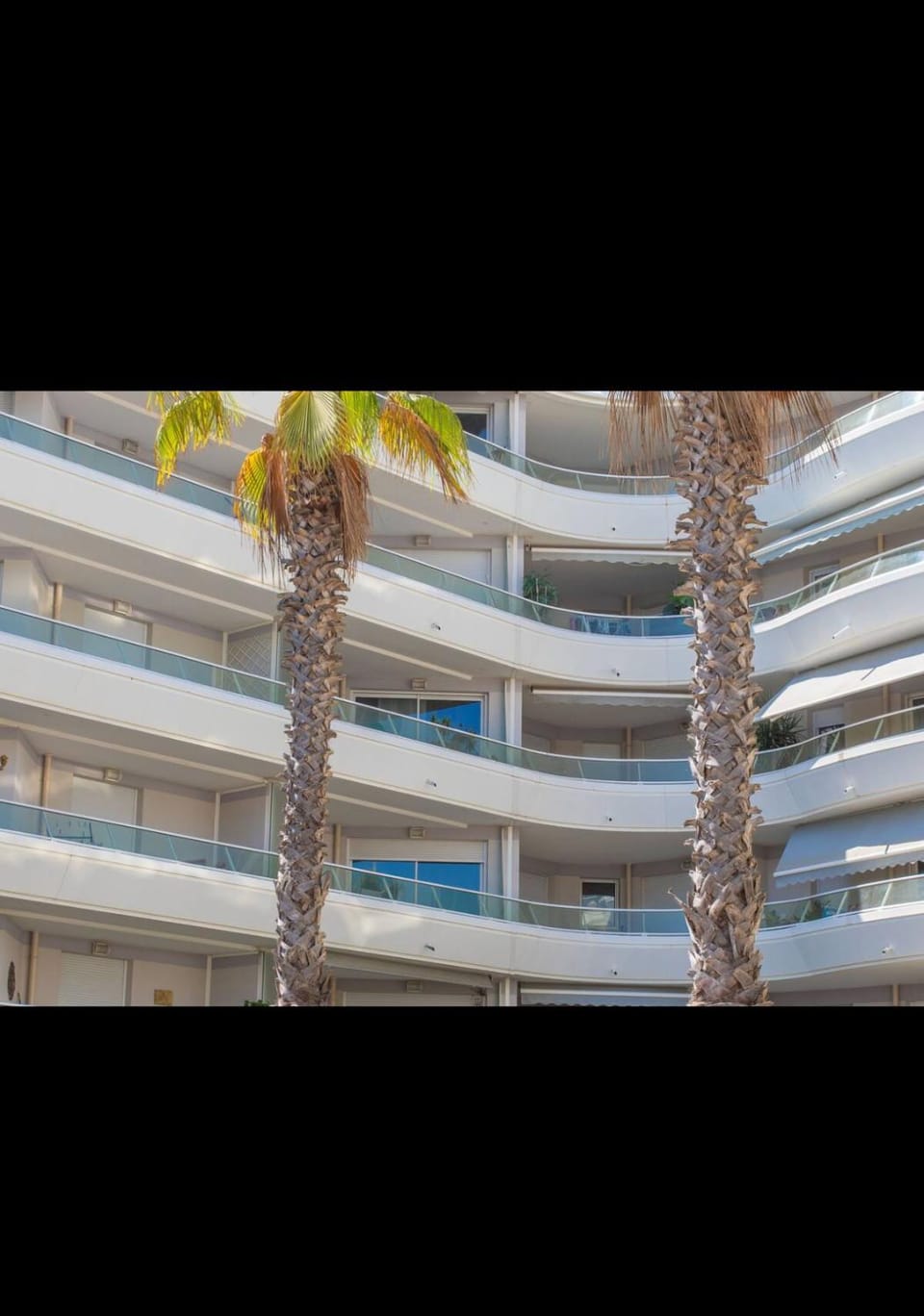 Property building, Day, Balcony/Terrace
