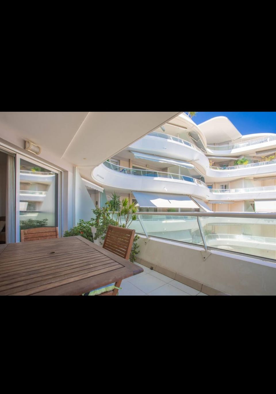 Property building, Day, Balcony/Terrace