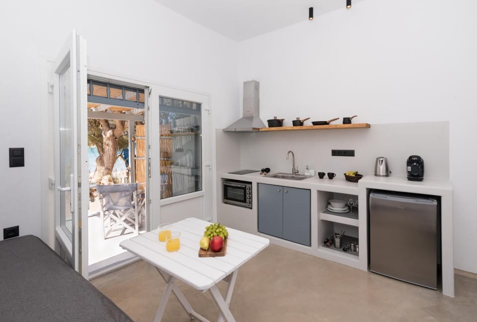 Coffee/tea facilities, Kitchen or kitchenette, Food and drinks, Dining area, Food, oven, stove