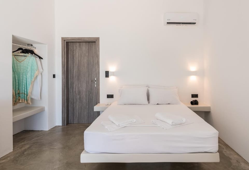 Bed, Photo of the whole room, Bedroom, towels, air conditioner