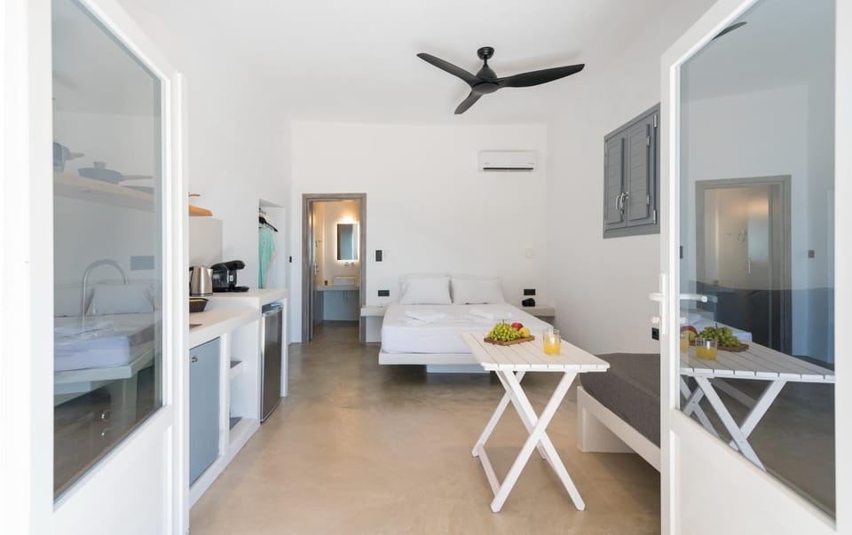 Bed, Kitchen or kitchenette, Photo of the whole room, Dining area, Bedroom, air conditioner