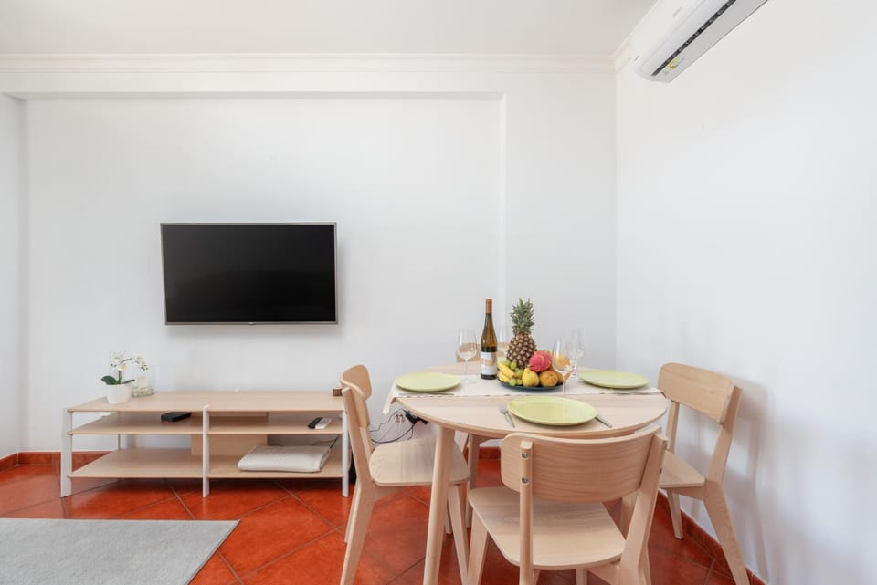 TV and multimedia, Living room, Seating area, Dining area