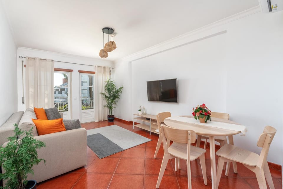 TV and multimedia, Living room, Seating area, Dining area