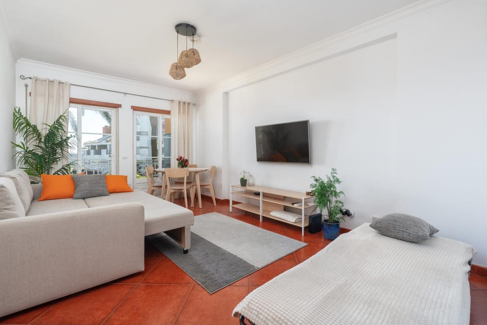 Bed, TV and multimedia, Living room, Seating area