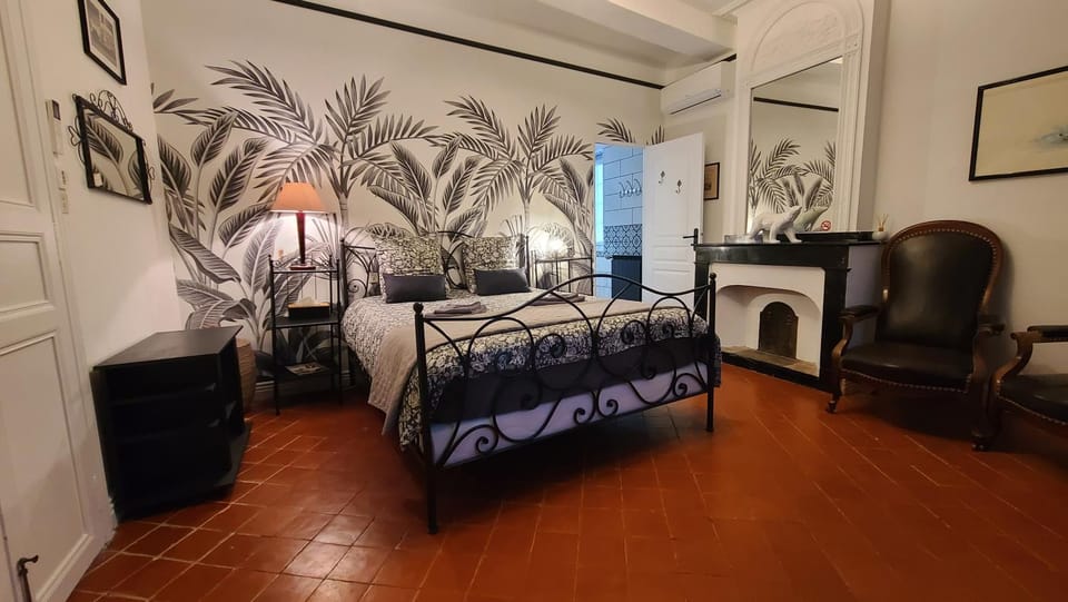 Bed, Living room, Photo of the whole room, Seating area, Bedroom, air conditioner