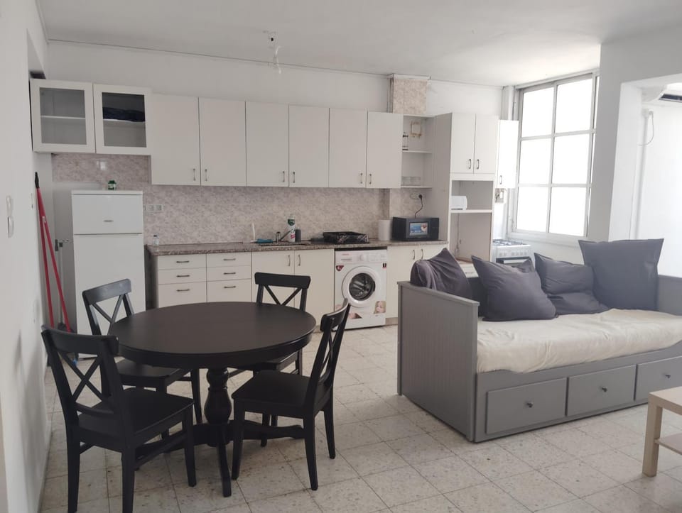 Kitchen or kitchenette, Seating area, Dining area, oven, stove, washing machine