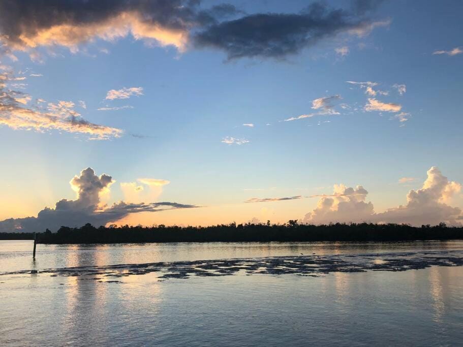 Panoramic Waterfront View Apartment in Goodland